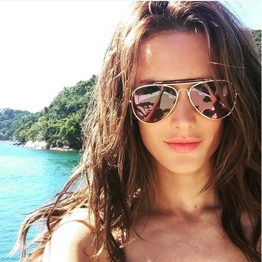 Alessandra Ambrosio私底下最愛凌亂大旁分。